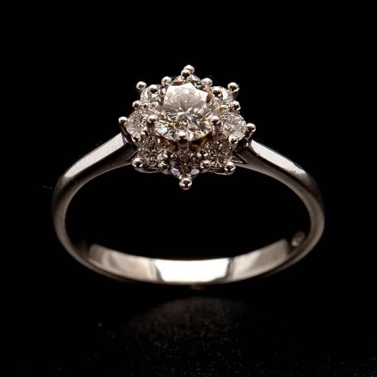 RING, vitguld 18K, briljantslipade diamanter tot. 0,70 ct. Vikt  2,77 g.