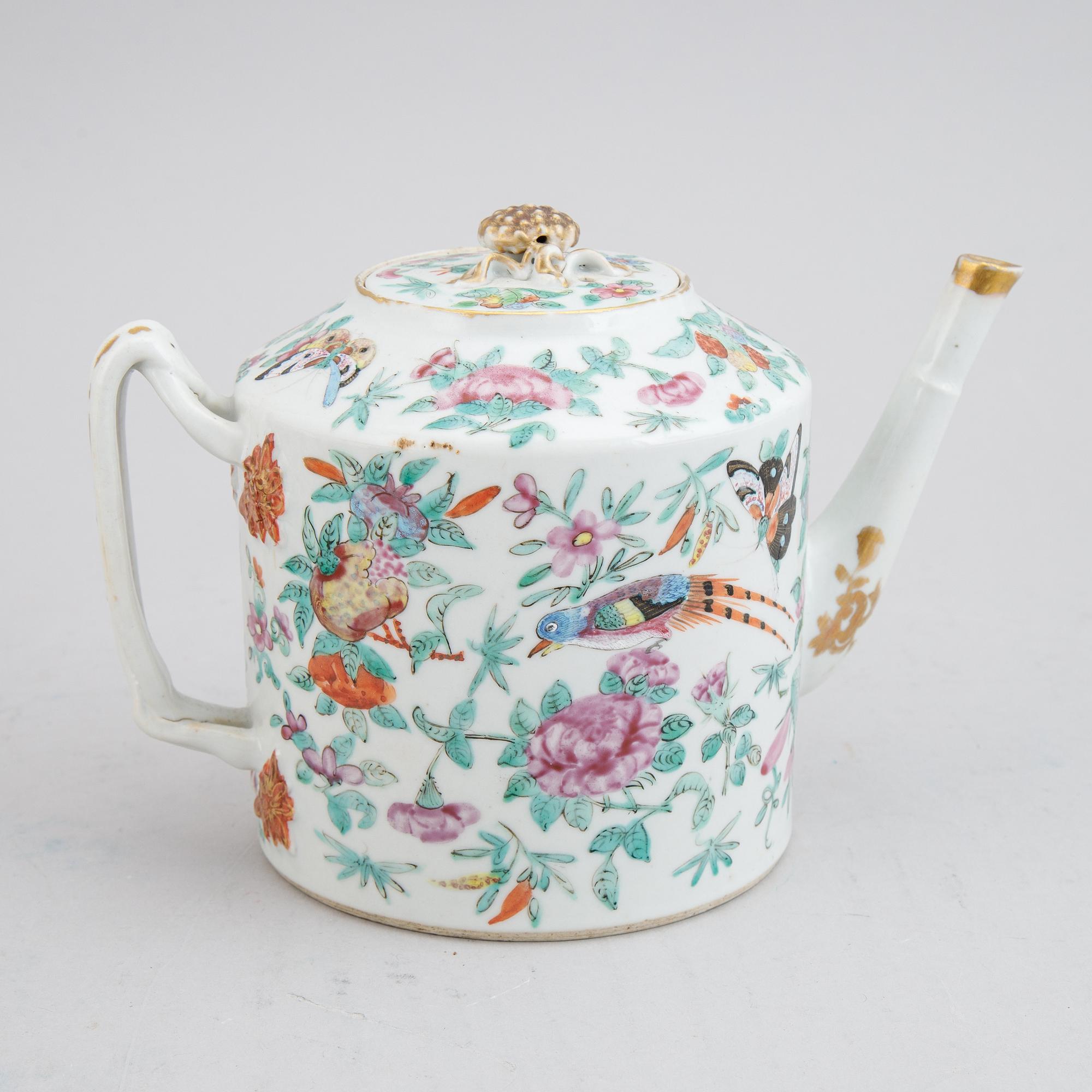 13 famille rose Canton porcelain objects, Qing dynasty, late 19th century.