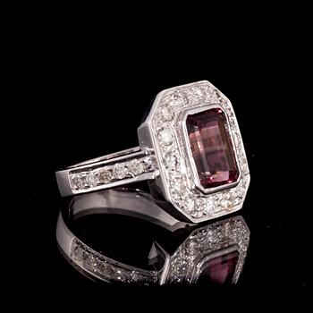RING, 18K vitguld, rosa turmalin, briljantslipade diamanter. Vikt ca 7,0 g.