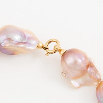 Necklace with cultured baroque rosé pearls, clasp 18K gold.