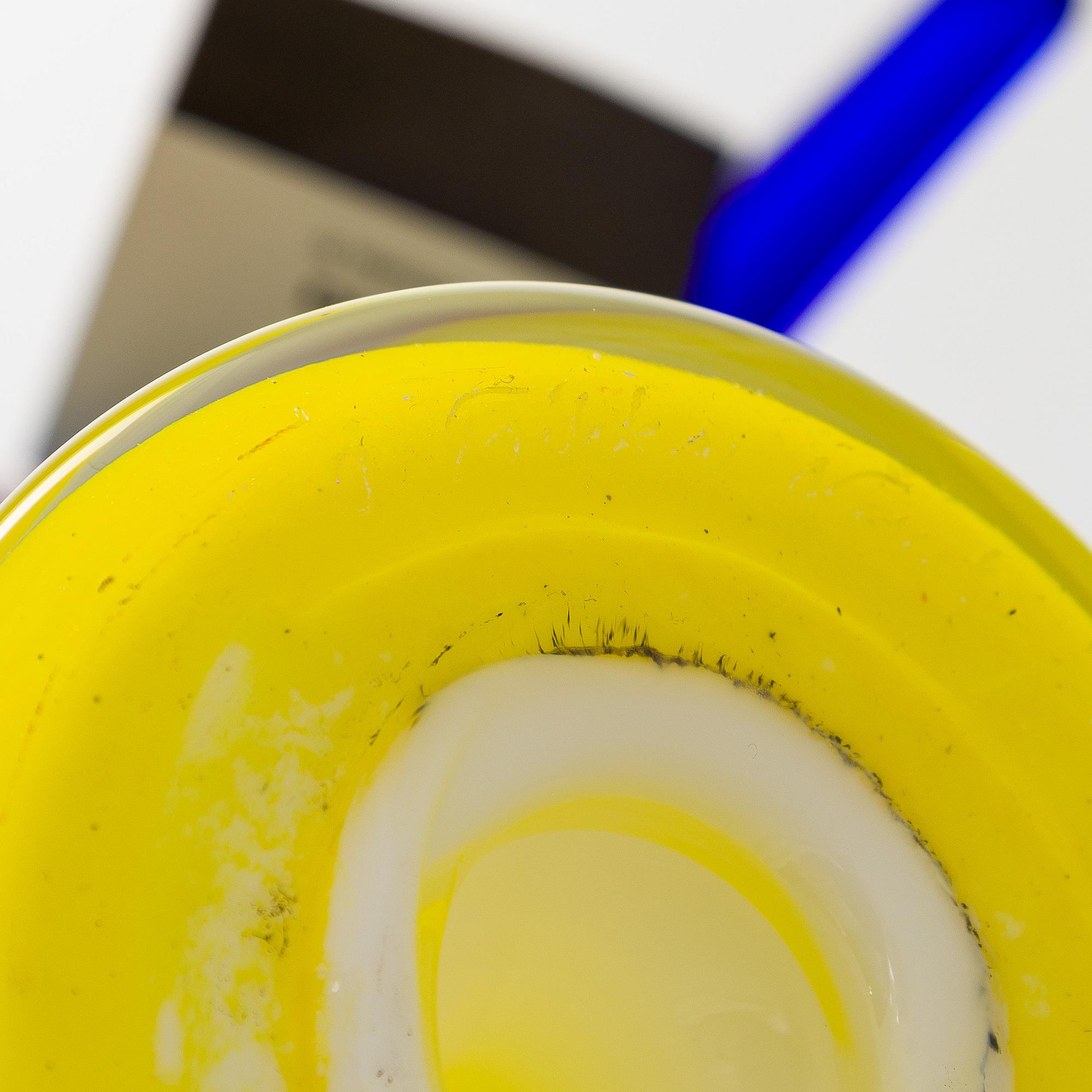 Oiva Toikka, glasfågel, "Jewelled kiwi", signerad och numrerad O. Toikka Nuutajärvi 1453/5000.