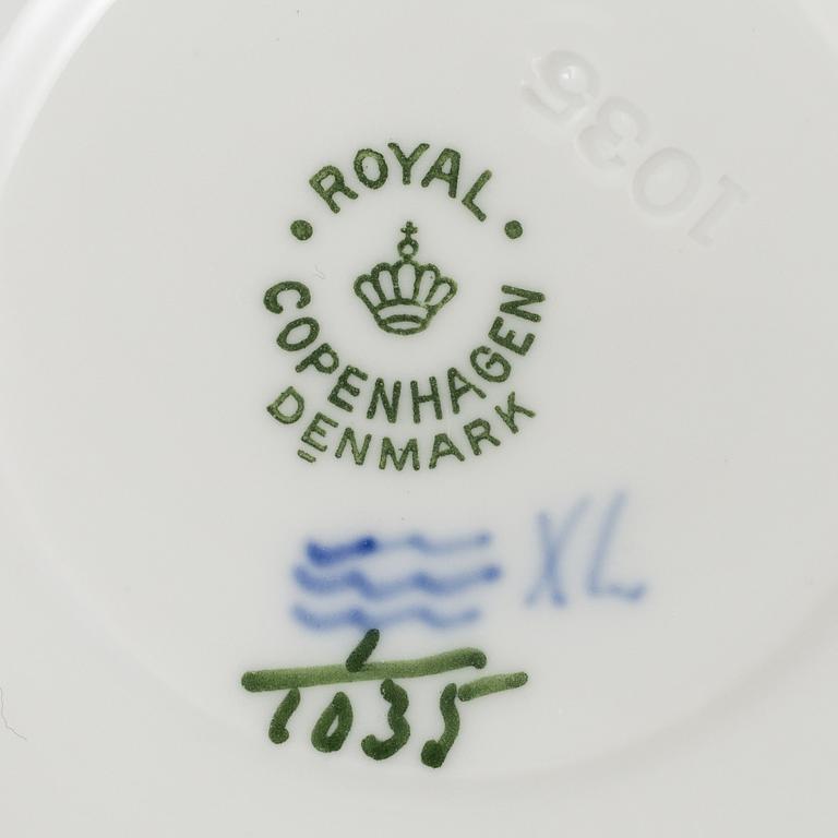 A lot of 103 pieces of "Musselmalet" porcelain, Royal Copenhagen.