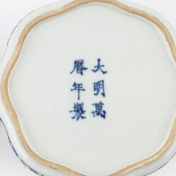 Ask med lock, porslin. Kina, Möjligen republik.