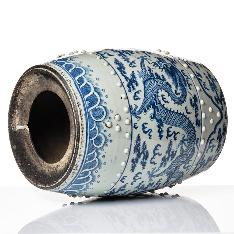 A blue and white four clawed dragon garden seat, Qing dynasty, 19th Century.
