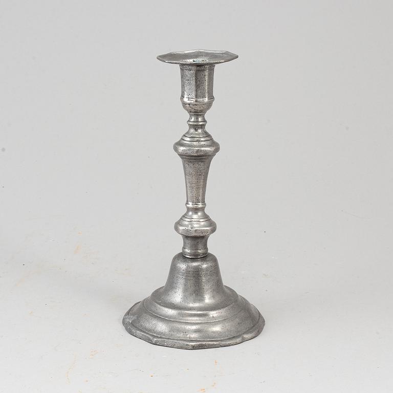 A pewter candlestick, 18th/19th century.