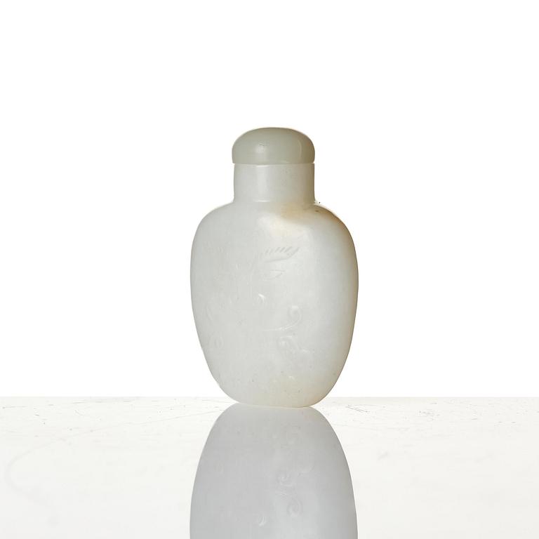 A white nephrite snuff bottle with stopper, Qing dynasty (1644-1912).