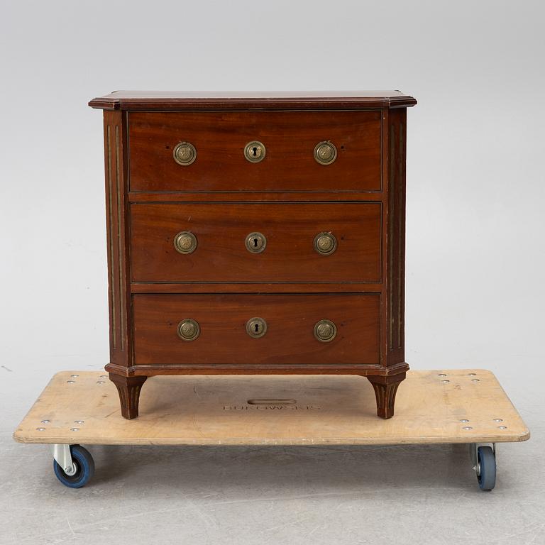 Chest of drawers, Gustavian style, circa 1900.