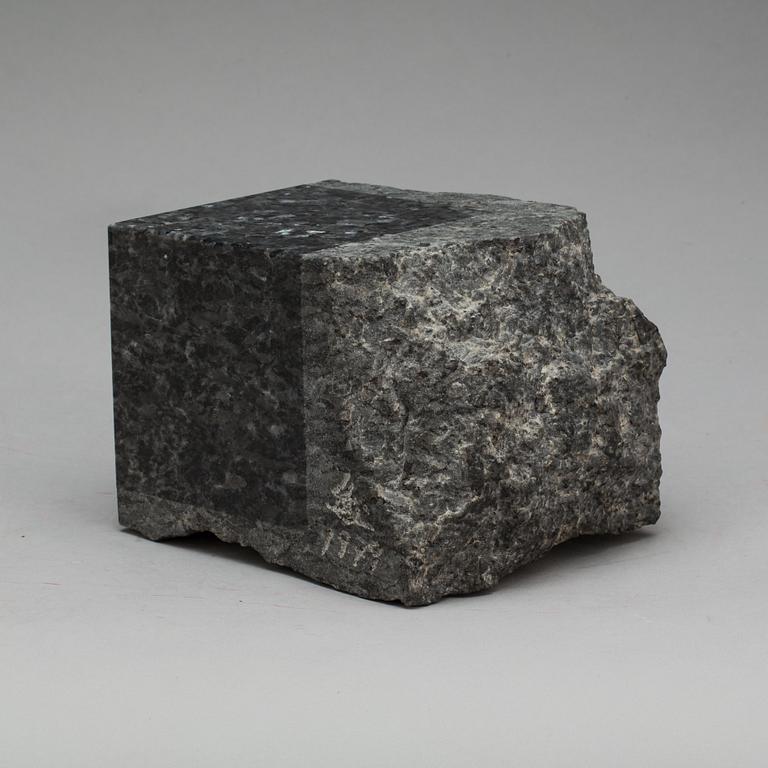 TAKASHI NARAHA, skulptur. Diabas. Signerad och daterad 1979.