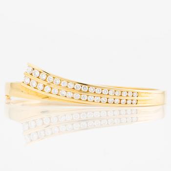 Bangle in 18K gold set with brilliant-cut diamonds.