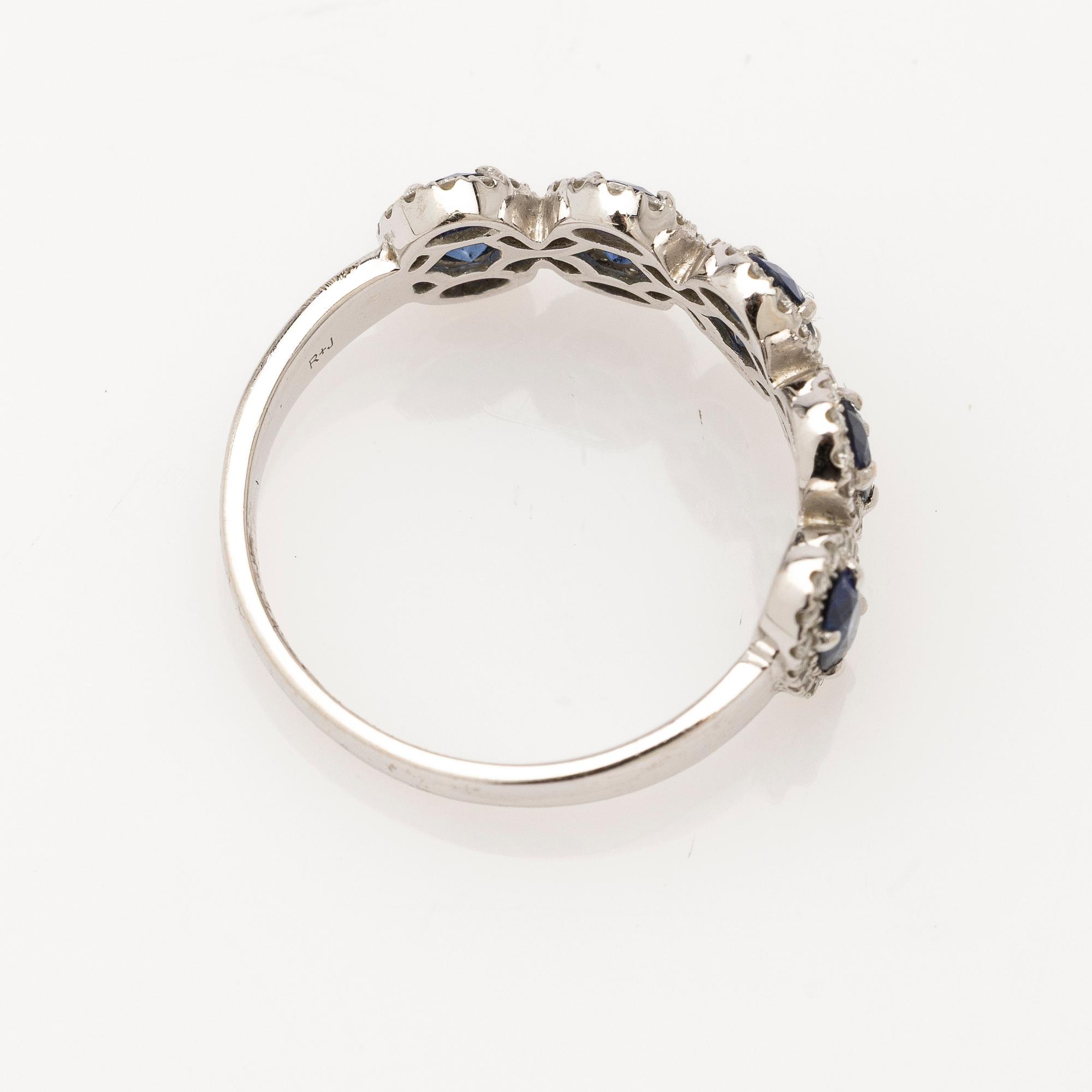 Ring, 14K gold with sapphires and brilliant-cut diamonds.