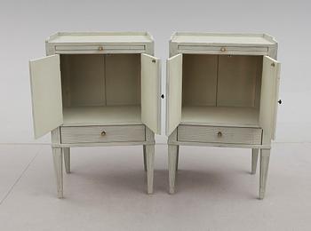 SÄNGBORD, 1 par, gustaviansk stil, 1900-talets andra hälft.
