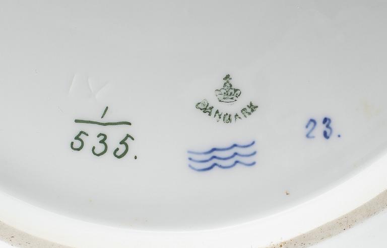 SERVERINGSFAT, 2 st, porslin, "Musselmalet", Royal Copenhagen.