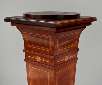 PIEDESTALER, ett par, Karl Johanstil, 1900-tal.