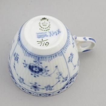 A Royal Copenhagen 'Musselmalet' porcelaine service (55 pc).