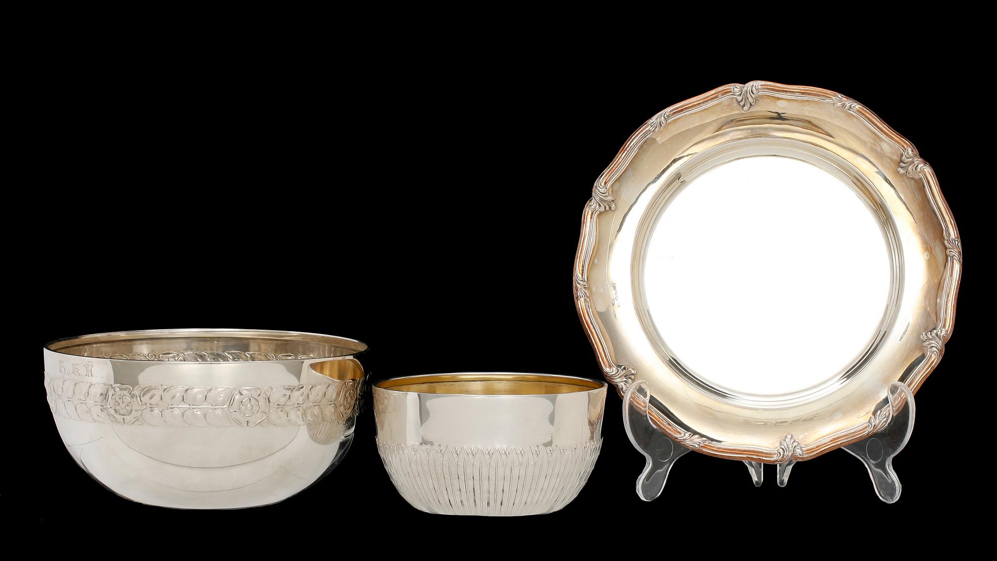 SKÅLAR, två st samt FAT, silver. 1900-tal. Tot vikt 738 g.