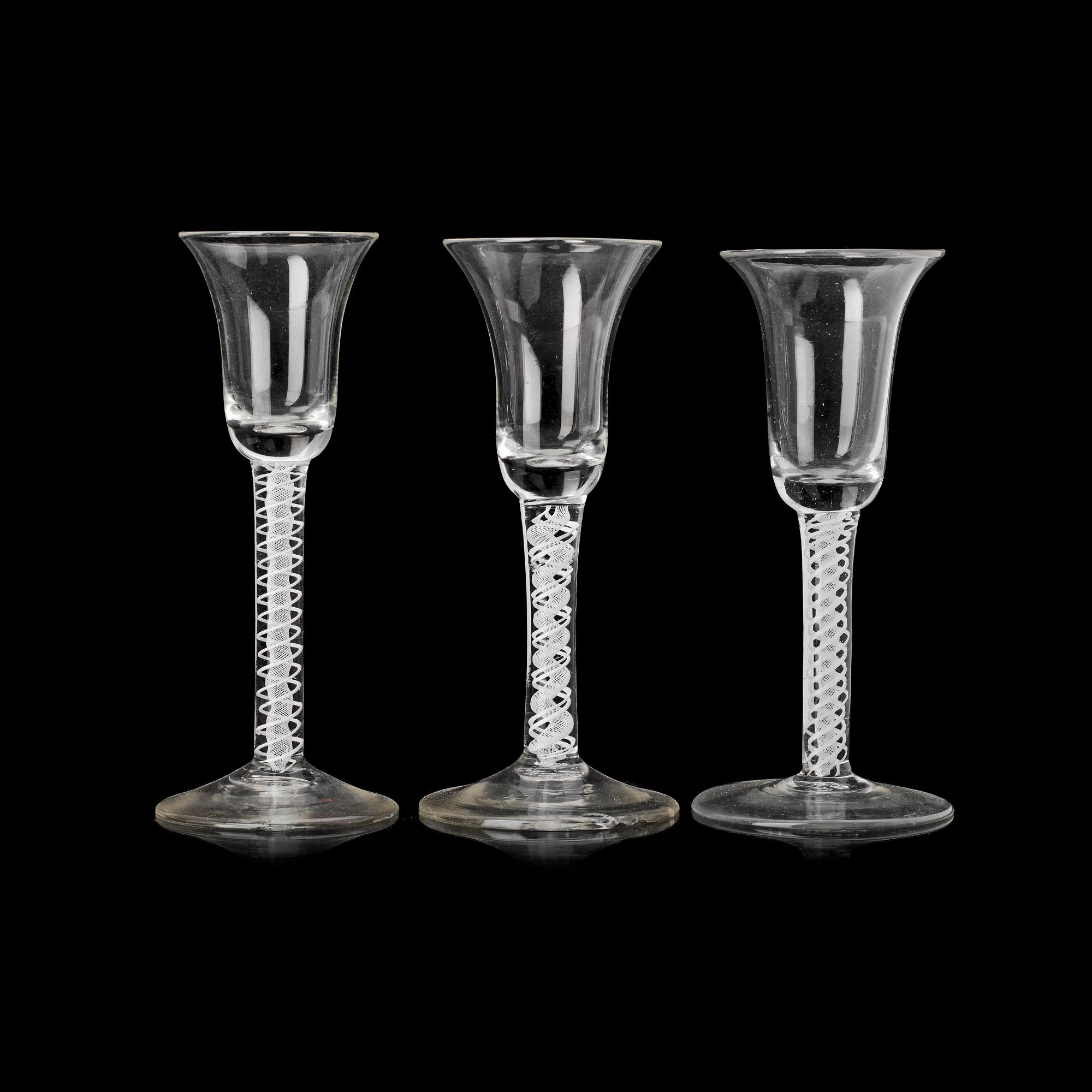 VINGLAS, 3 st, troligen England, sent 1700-tal.