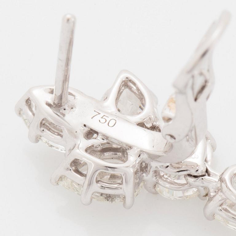 Ett par örhängen 18K vitguld med droppformade och ovala briljantslipade diamanter.
