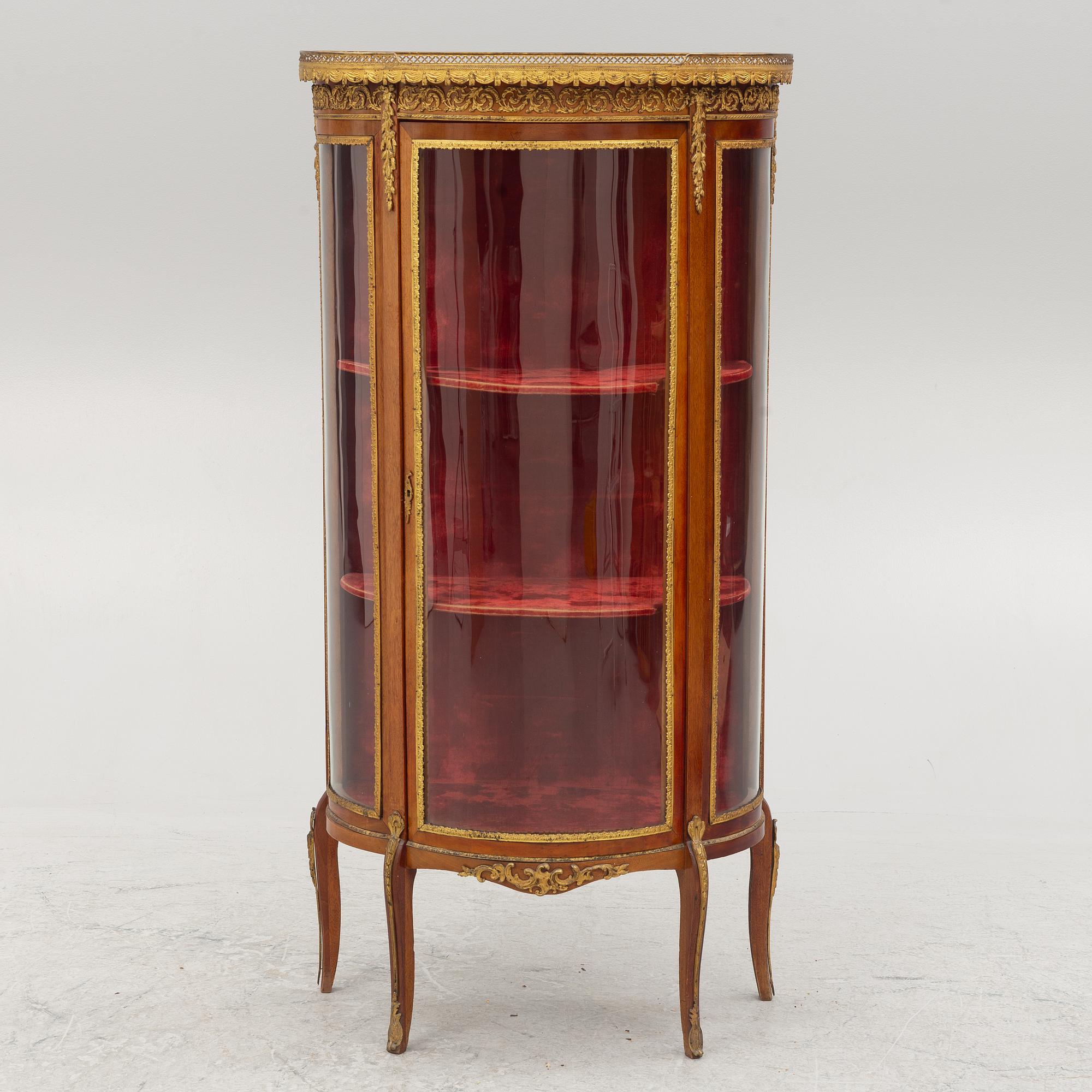 Display cabinet, Louis XV style, from around 1900.