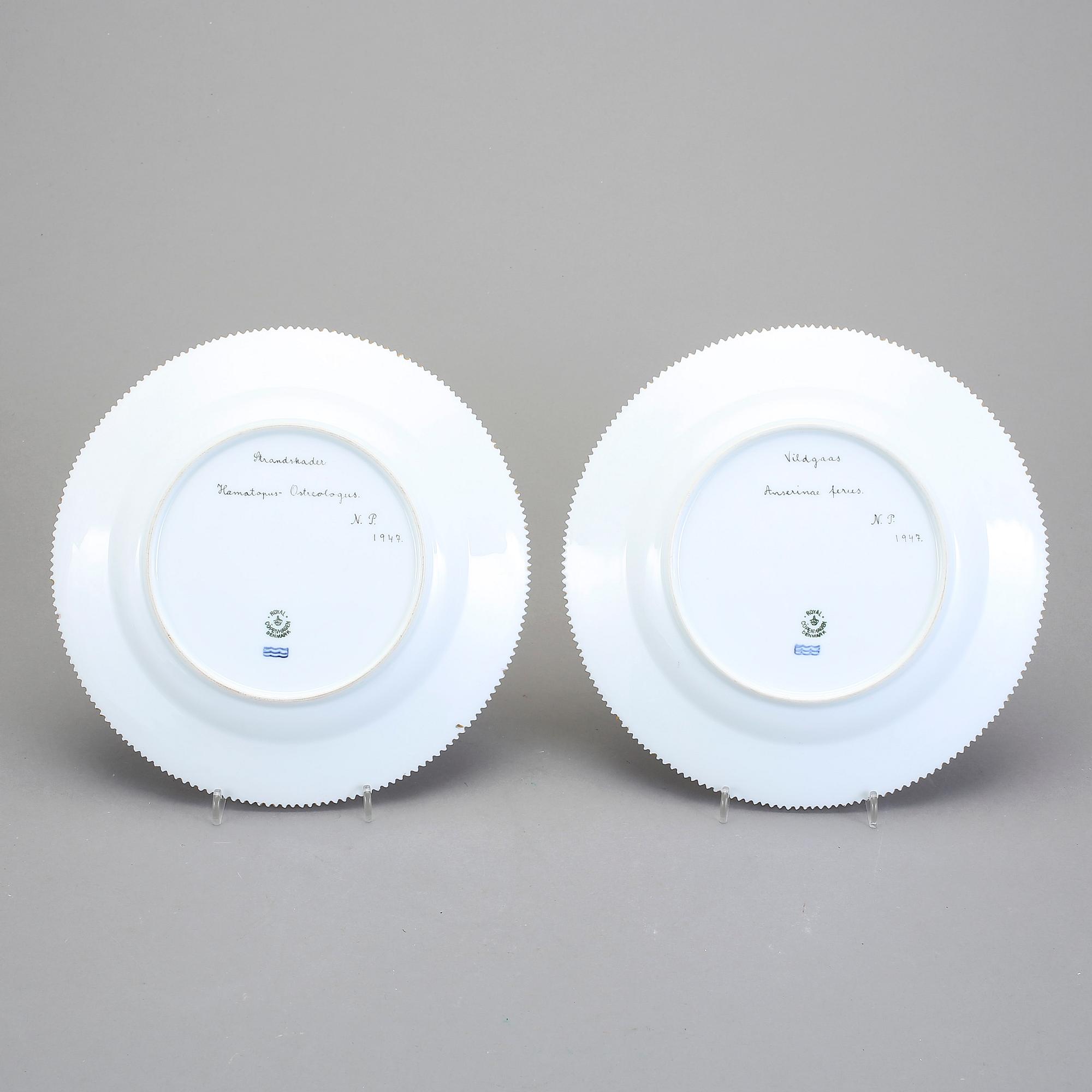 TALLRIKAR, 4 st, porslin. Royal Copenhagen, ur servisen Flora Danica. Dekorerade i s k Hausmalerei, 1942 och 1947.