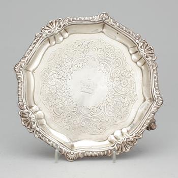 SALVER, silver, otydliga mästarstämplar, London, 1772. Vikt: ca 474 gram.