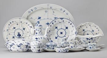 SERVIS, 70 delar, porslin, "Musselmalet", Royal Copenhagen och Bing & Grøndahl, Danmark.