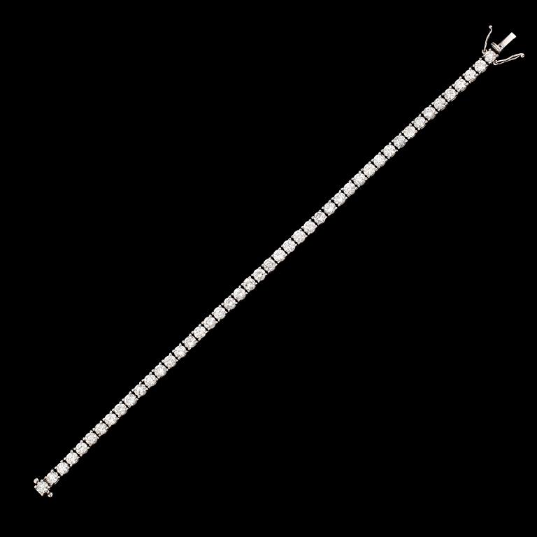 ARMBAND, 18 k vitguld, briljantslipade diamanter tot 6.55 ct. Vikt ca 14,6 g.