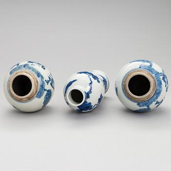 BOJANER, ett par, 1800-tal, och VAS, tidigt 1900-tal, porslin, Kina.