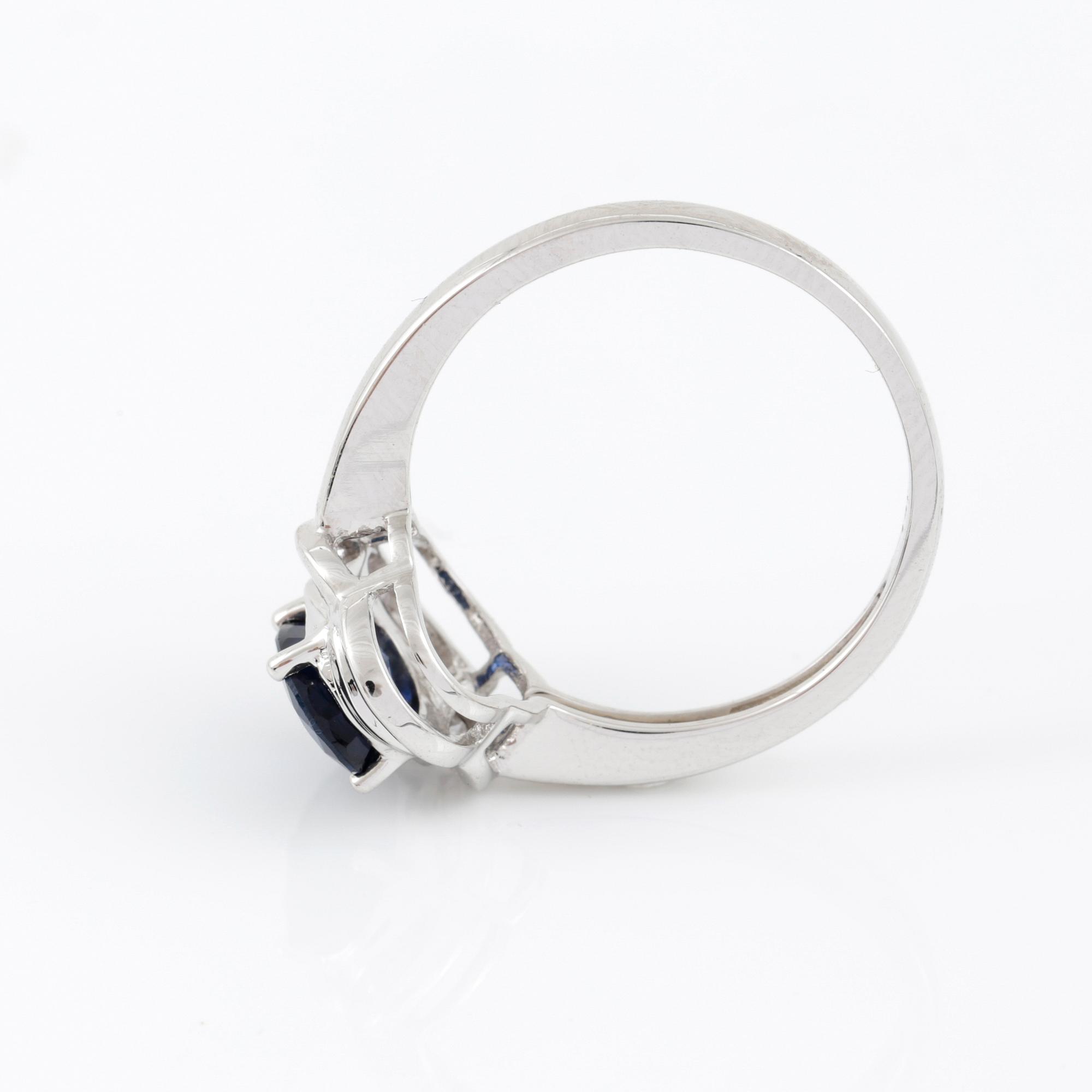 RING, 14K vitguld med ovalslipad safir tot ca 1,24 cts omgivs av 16 åttkantslipade diamanter. Vikt 3,47 g.