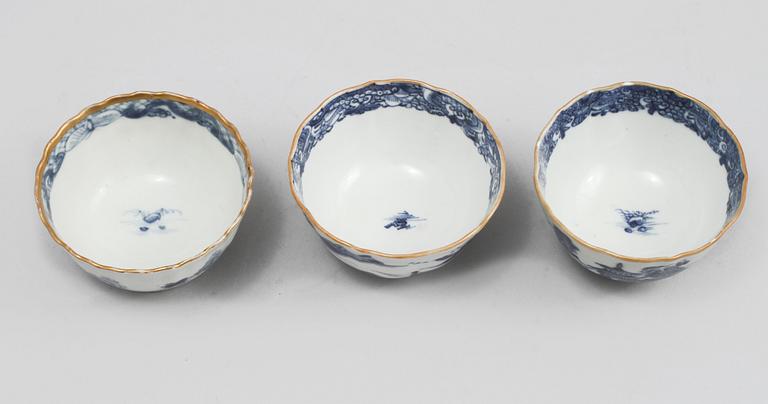 KOPPAR, tre snarlika, porslin, Kina, 1700-tal.