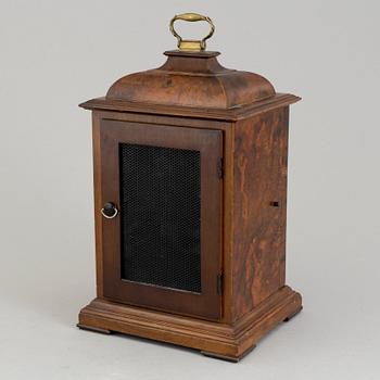 AN ENGLISH MANTEL CLOCK, first half of the 20th century.
