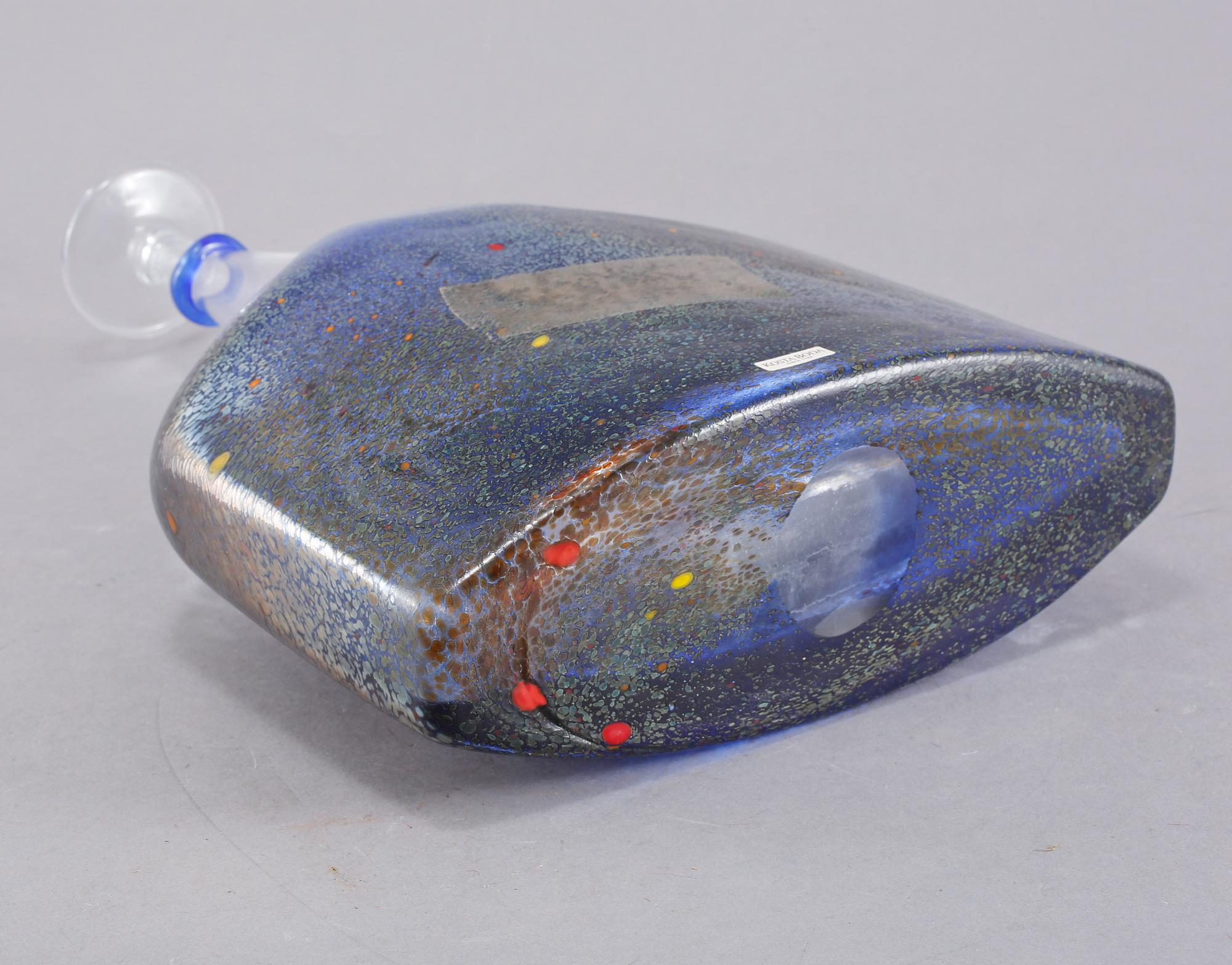 FLASKA, glas, Bertil Vallien, Kosta Boda, osignerad, 1900-talets slut.