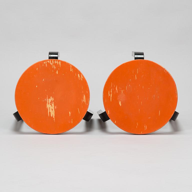 Alvar Aalto, jakkaroita, 2 kpl, malli 60  O.Y. Huonekalu-ja Rakennustyötehdas A.B. 1900-luvun puoliväli.