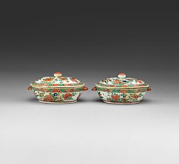 1484. TERRINER med LOCK, ett par, porslin. Qing dynastin, Kangxi (1662-1722).