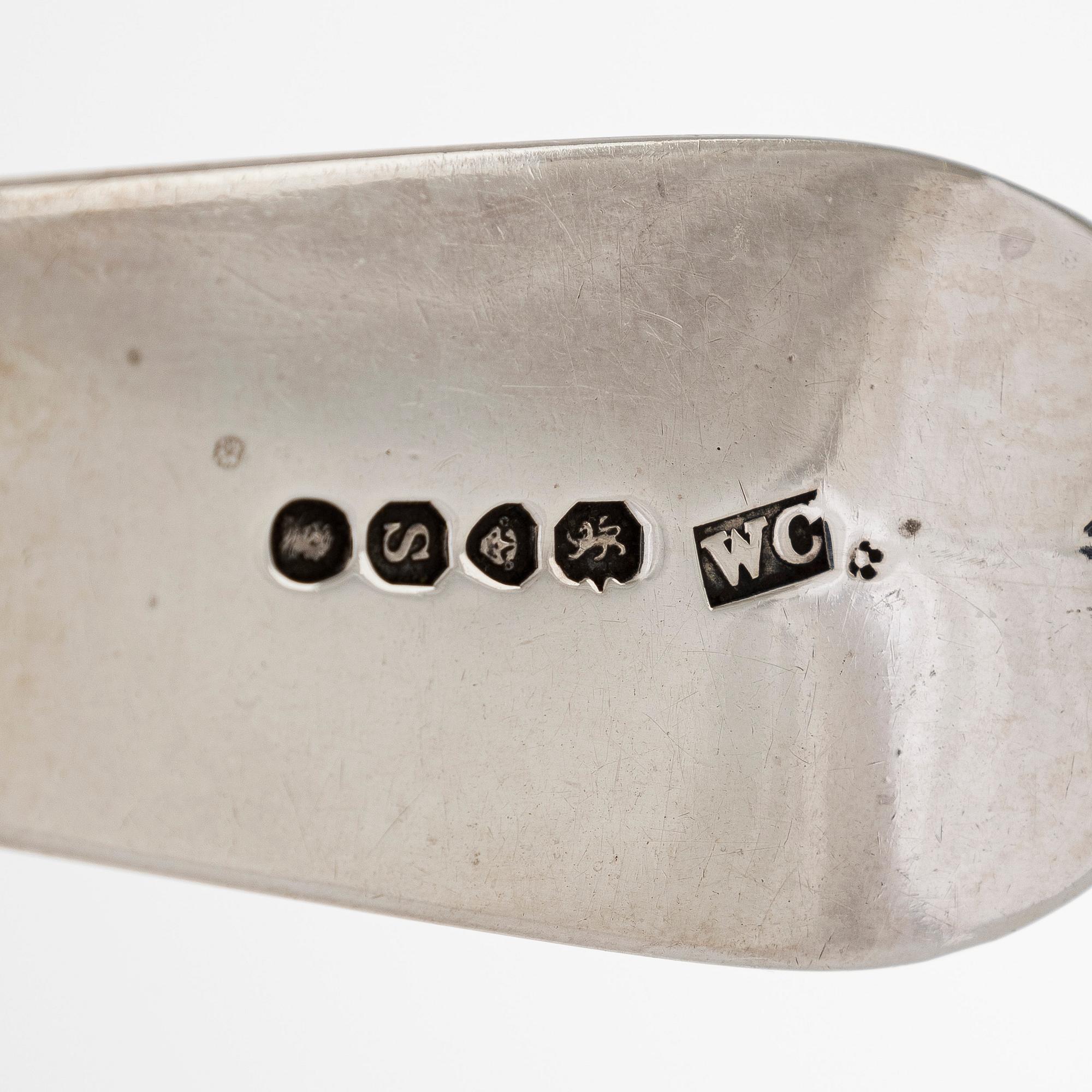 Fiskspade och fruktskedar, 2 st, sterlingsilver, London 1833 och 1788 och Sheffield 1904..