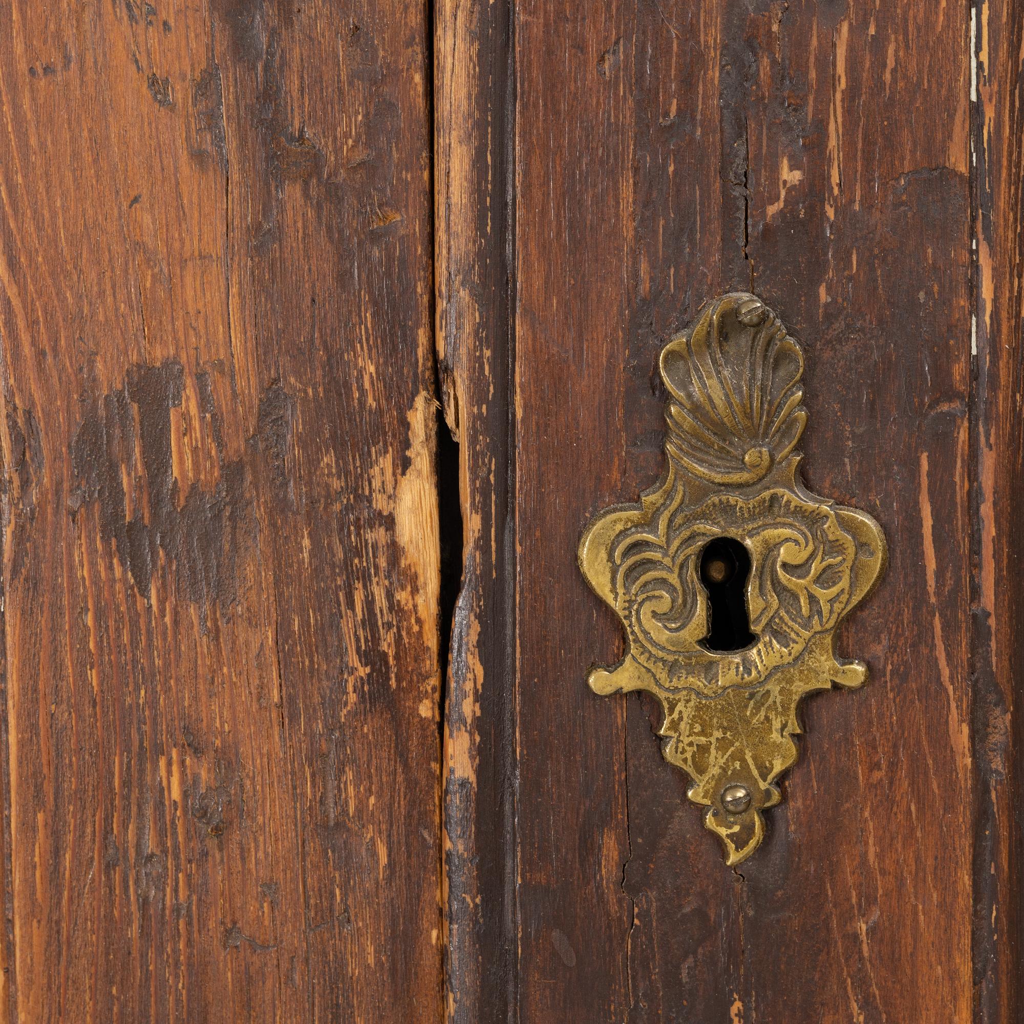A cabinet, 18th/19th Century.