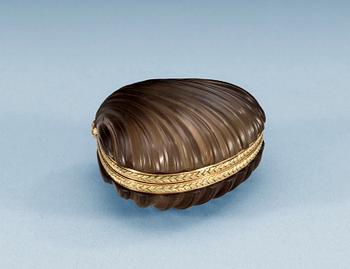 A RUSSIAN GOLD MOUNTED SMOKY QUARTZ BOX, marks Fabergé and of Henrik Wigström, S:t Petersburg 1908-1917.