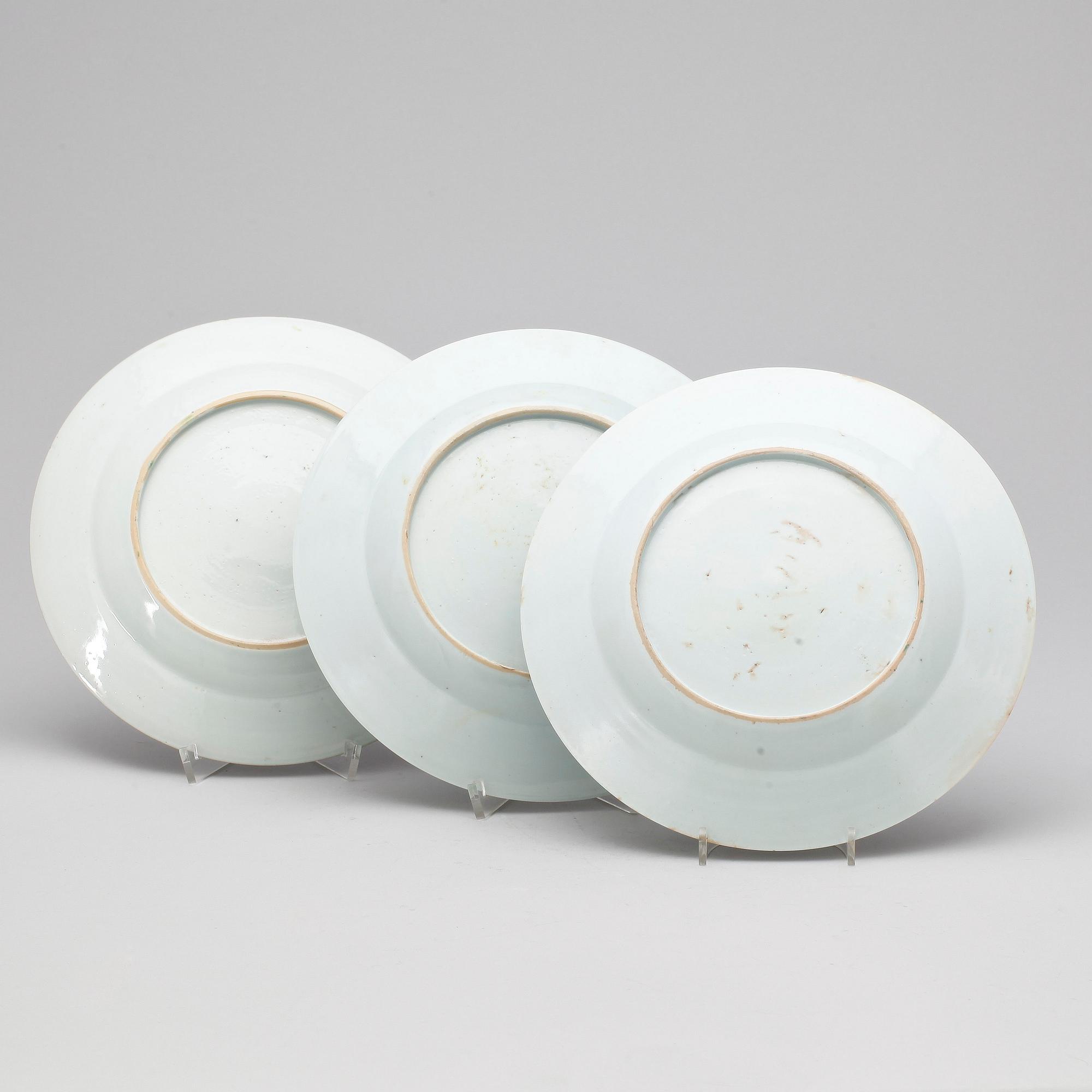 TALLRIKAR, 3 st, porslin, Kina, Qing dynastin, Qianlong (1735-96).