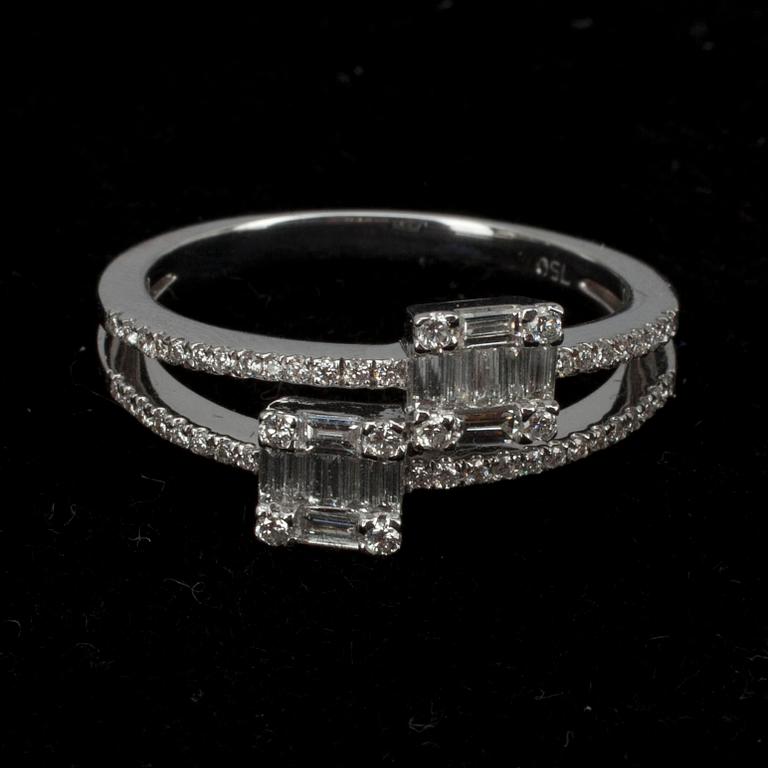 RING, vitguld 18K. Baguette- och briljantslipade diamanter tot. ca 0.52 ct. Paino 4,3 g.