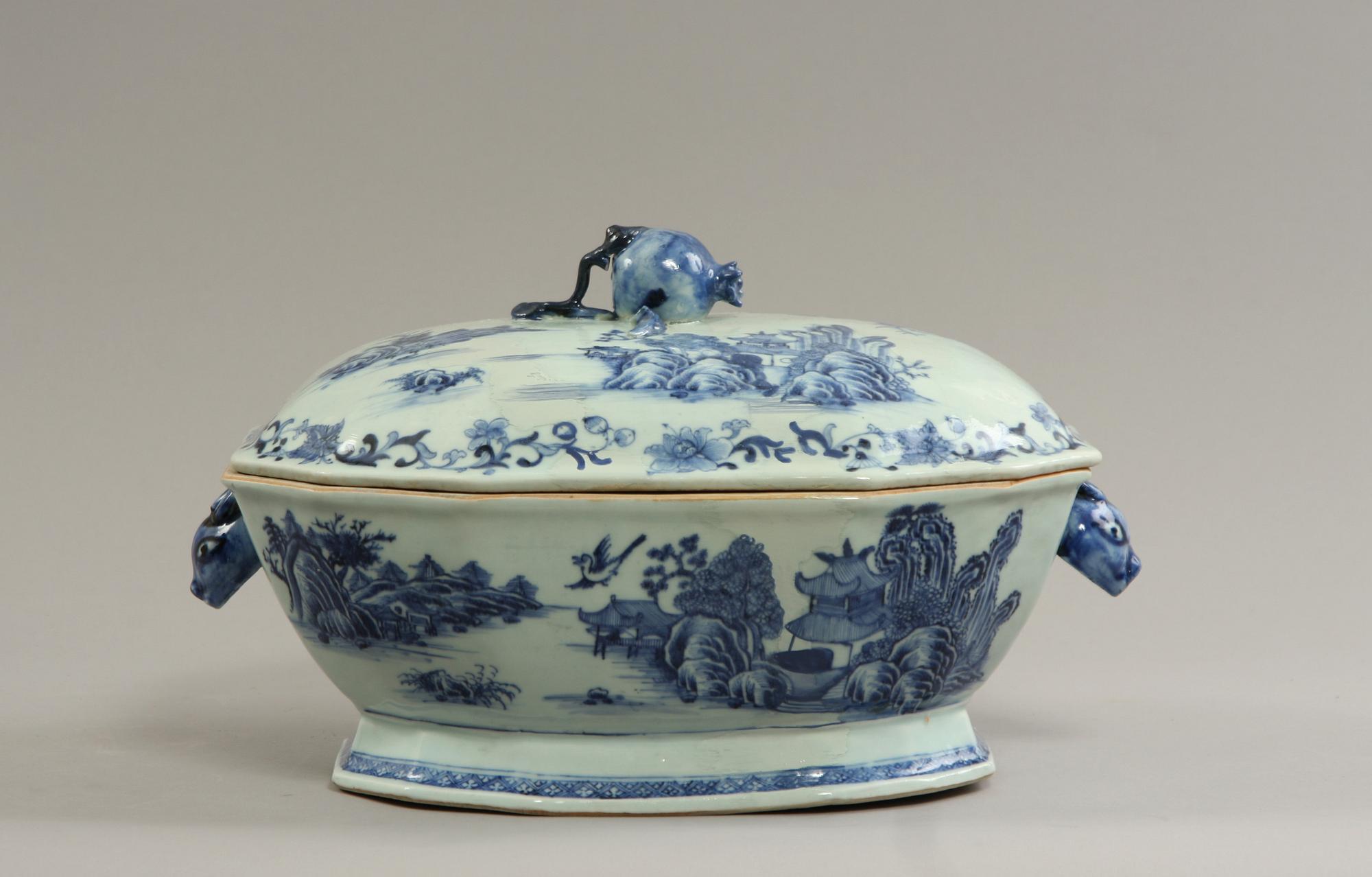 TERRIN MED LOCK, porslin, Kina Qianlong 1700-tal.
