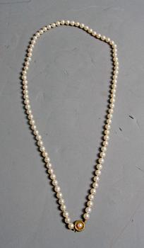 COLLIER, odlade pärlor m lås i förgyllt silver.