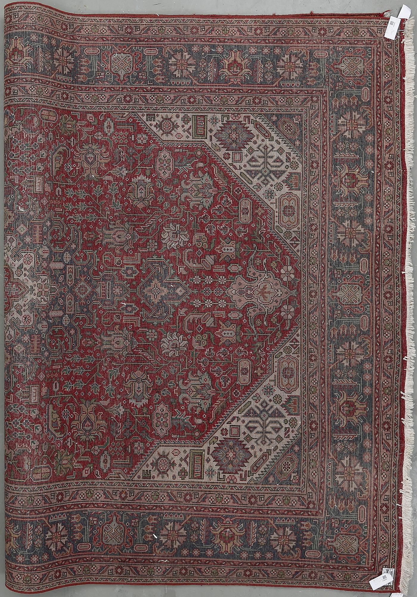 MATTA. Täbris. Ca 342x244 cm.