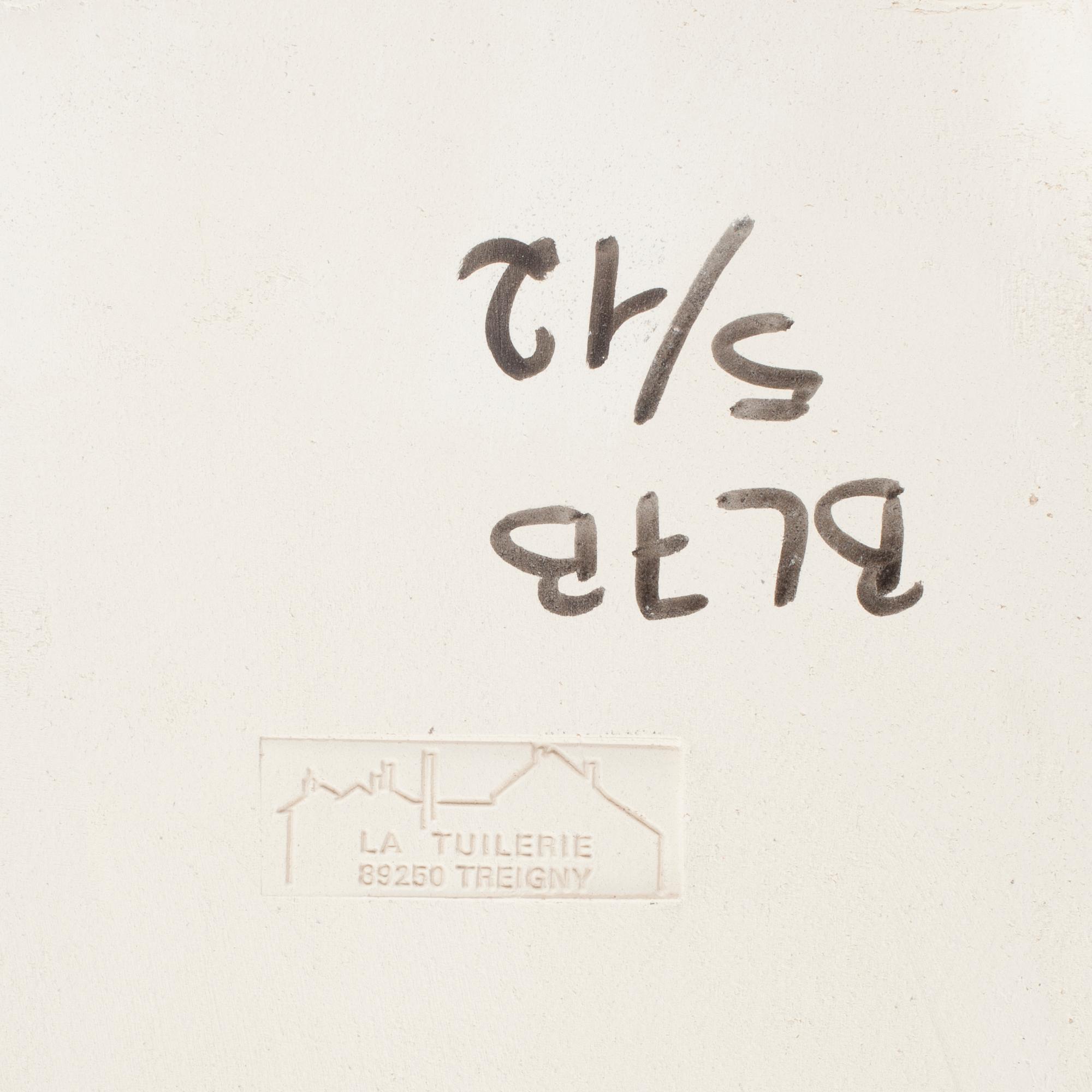 BENGT LINDSTRÖM, bemålad keramikrelief. Signerad Lindström. Numrerad 5/12.