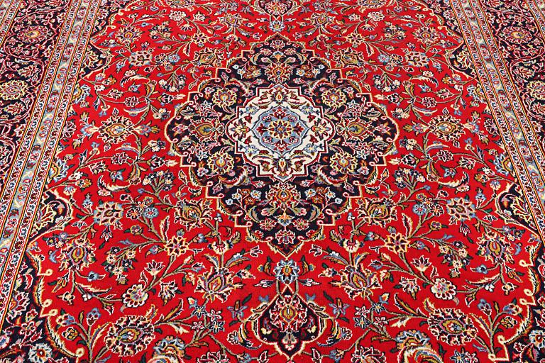 A Kashan carpet, c. 302 x 200 cm.