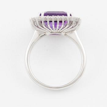 Ring 18K vitguld med ametist och briljantslipade diamanter.