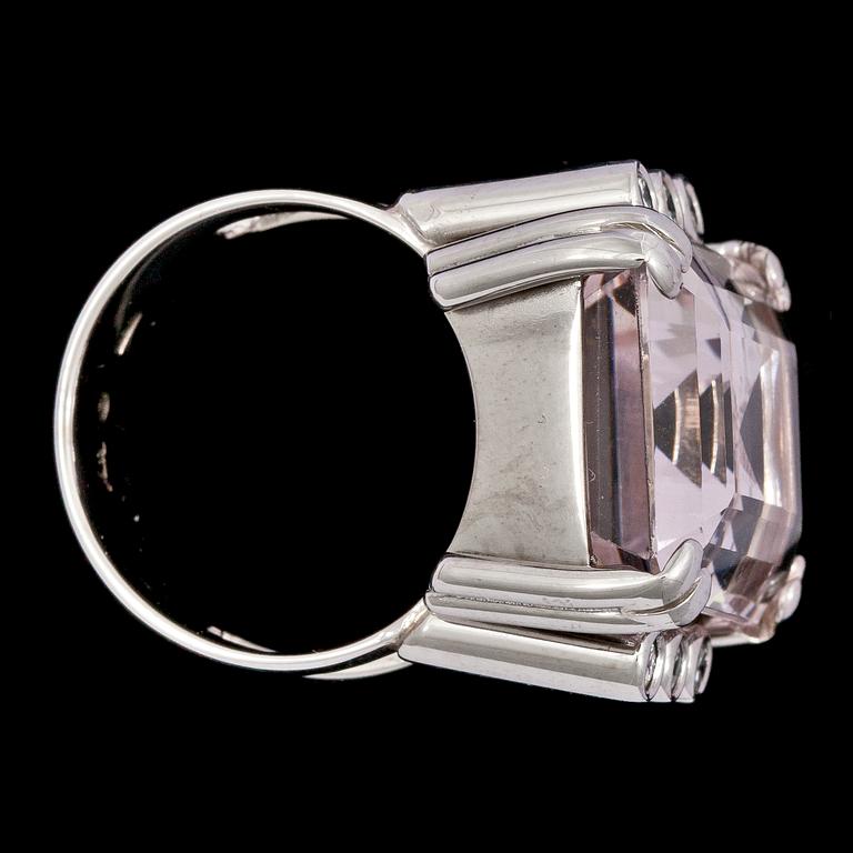 RING, trappslipad morganit, ca 20 ct samt briljantslipade diamanter,  tot 0.25 ct.