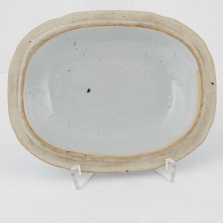 Terrin med lock, tallrik och smörterrin med lock och fat, porslin, Kina, 1700- och 1800-tal.