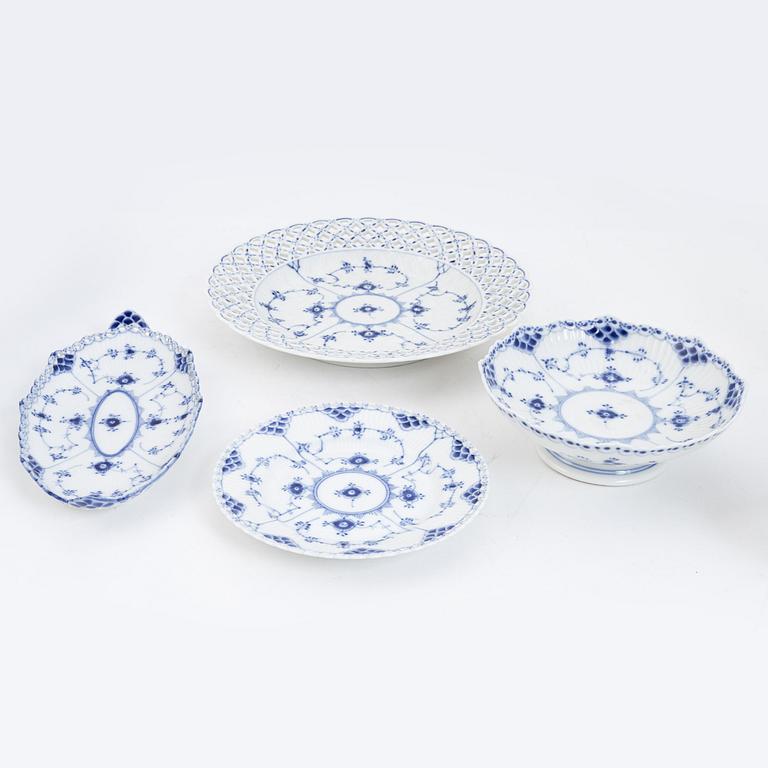 Kaffeservis, porslin, 49 delar, 'Musselmalet', helblonde samt halvblonde, Royal Copenhagen.