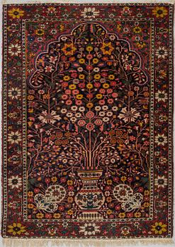 A RUG, semi-antique Bakhtiari, circa 201,5 x 146,5 cm.