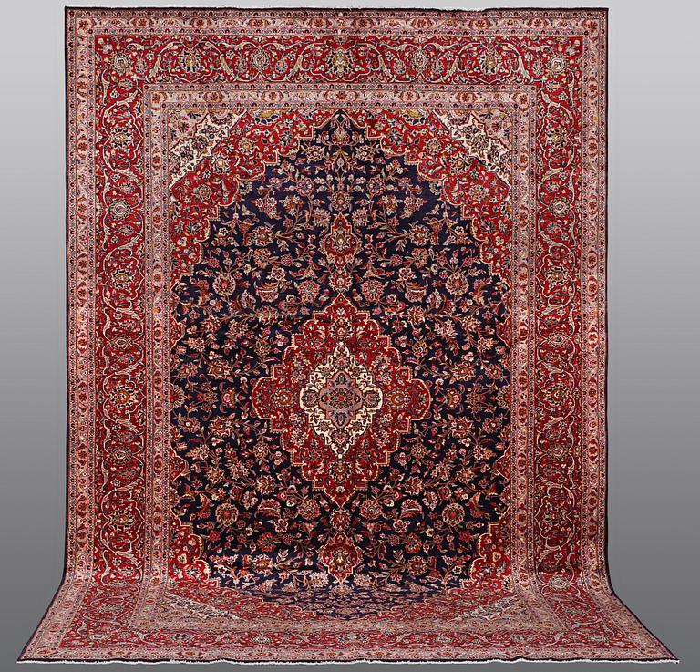 A carpet, Kashan, ca 420 x 292 cm.