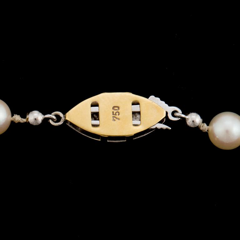 A necklace of cultured pearls with an 18K gold clasp.